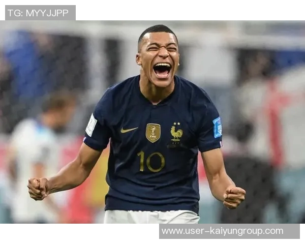 小姆巴佩绝平巴黎后模仿姆巴佩庆祝动作姆总在看台笑逐颜开 小姆巴佩绝平巴黎后模仿姆巴佩庆祝动作姆总在看台笑逐颜开