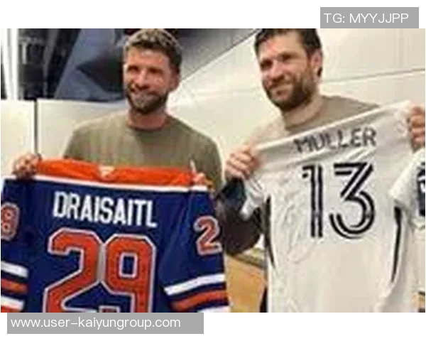 穆勒与德赖塞特尔亲密合影社交媒体上互称传奇人物