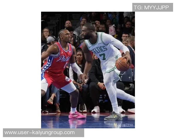 杰伦布朗表现平平18投9中贡献26分8篮板4助攻2抢断罚球命中率尚可